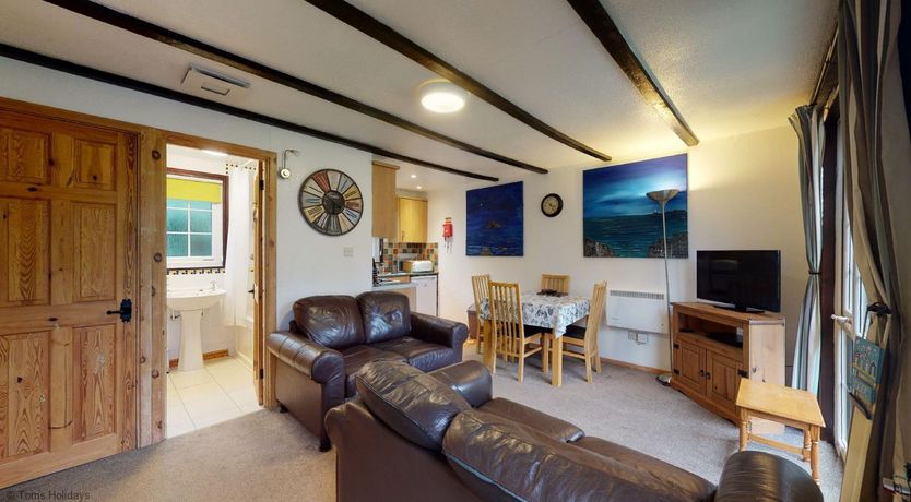 Photo of 01 Tudor Court, Tolroy Manor