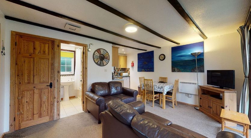 Photo of 01 Tudor Court, Tolroy Manor