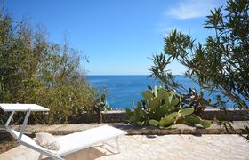Photo of footsteps-to-the-sea