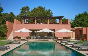 Vivid Stone Holiday Home