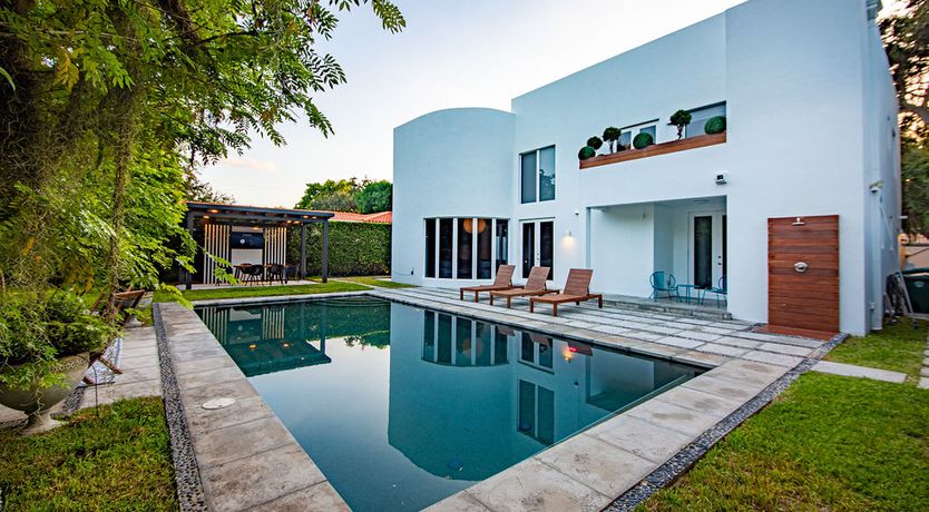 Photo of Modern Plaza