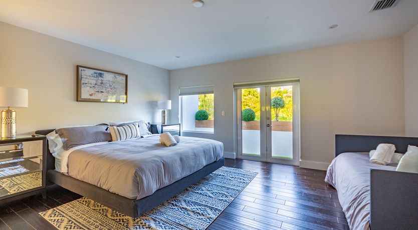 Photo of Modern Plaza