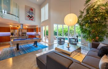 Modern Plaza Holiday Home
