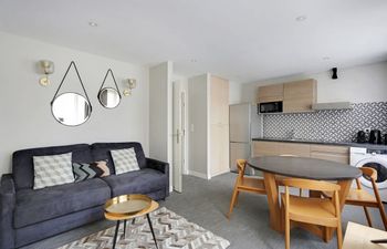Parisian Dandelions Holiday Home