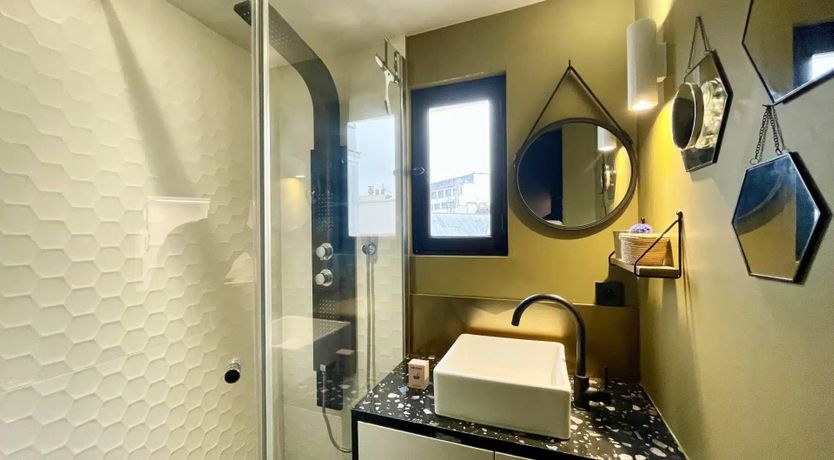 Photo of Parisian Shadow