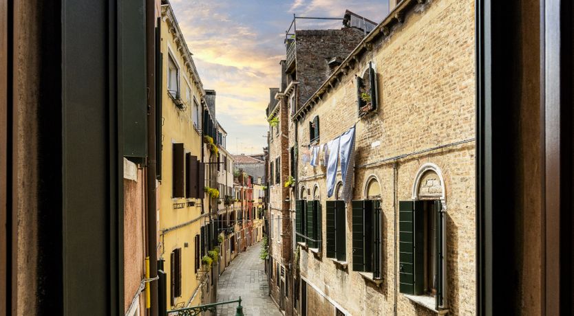 Photo of Canal & Gold