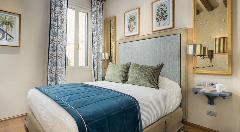 Photo of Canal & Gold