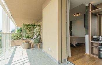 Lake & Villa Holiday Home