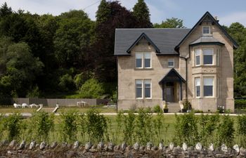 The Highland Harbor Holiday Home