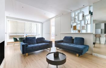 Elegant Parisian Avenue Holiday Home
