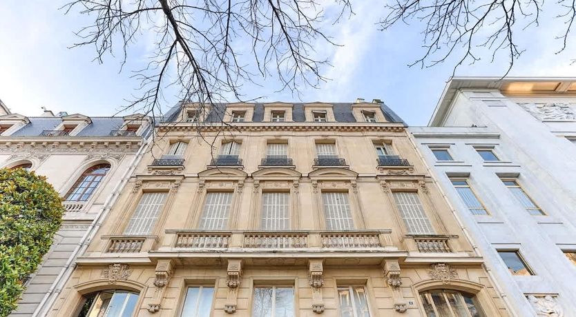 Photo of Elegant Parisian Avenue