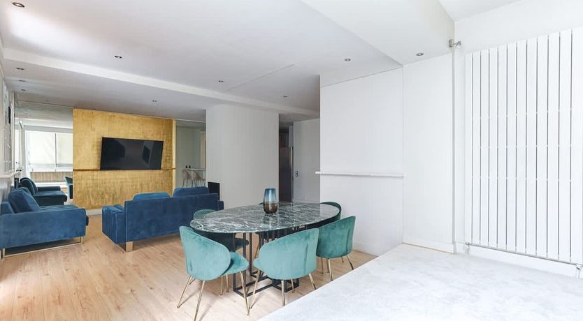 Photo of Elegant Parisian Avenue