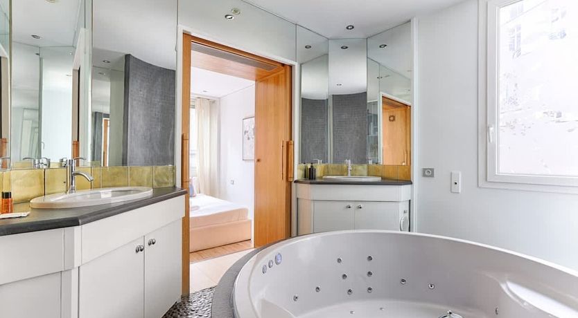 Photo of Elegant Parisian Avenue