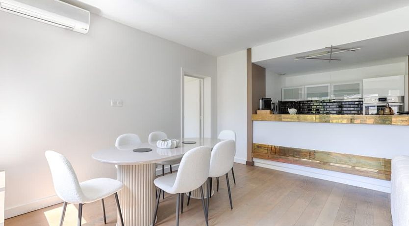 Photo of Modern View