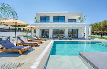 The Azure Sea Holiday Home