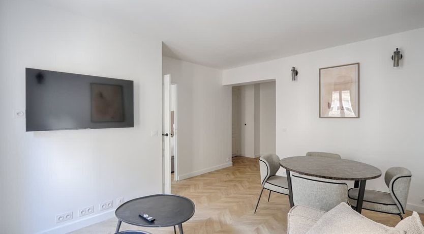 Photo of Avenue Glow