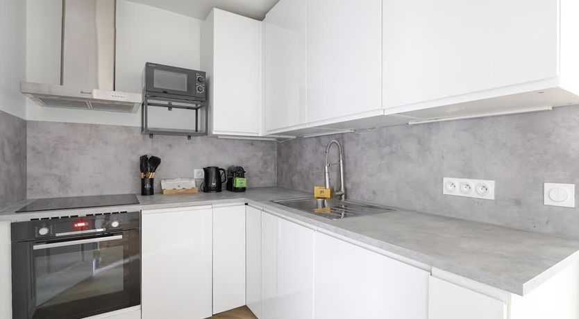 Photo of Avenue Glow