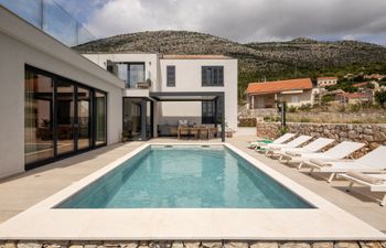 Cliff & Jewel Holiday Home