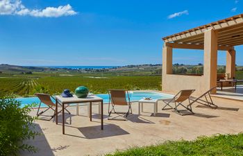 Sunset Over Vineyards Holiday Home