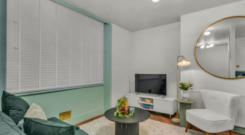 Photo of Kensington Lower Studio Apartment 3