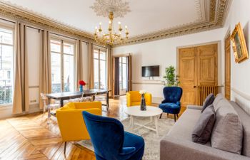 The Parisian Echo Holiday Home