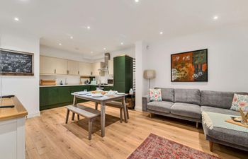 Hampton Court Environs Holiday Home