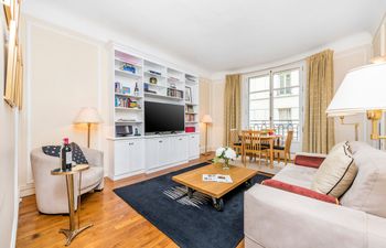 Parisian Echoes Holiday Home
