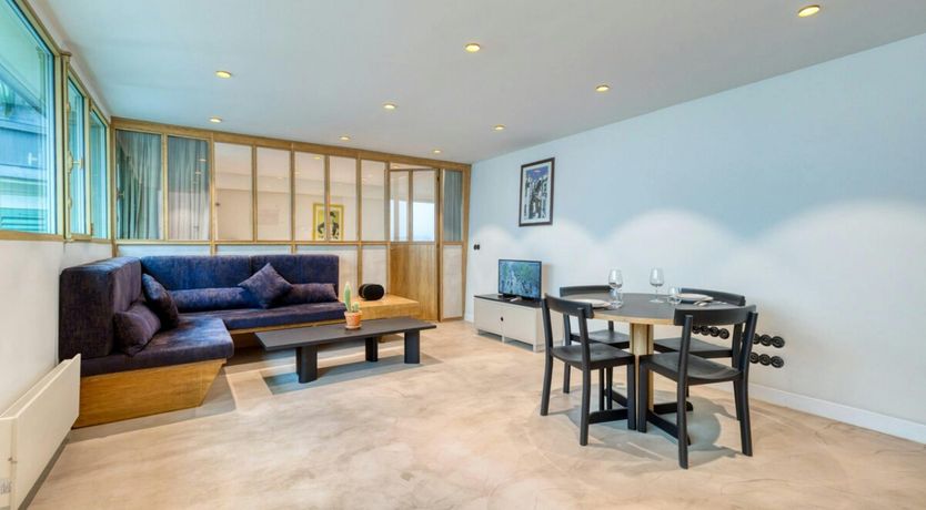 Photo of Gallery's Glance