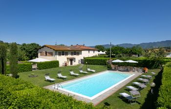 Tuscan Garden Retreat Holiday Home