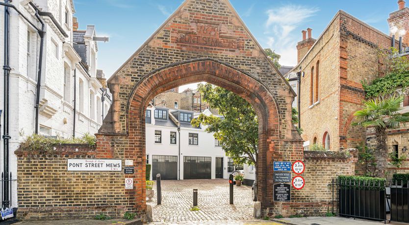 Photo of Jewel & Bronze