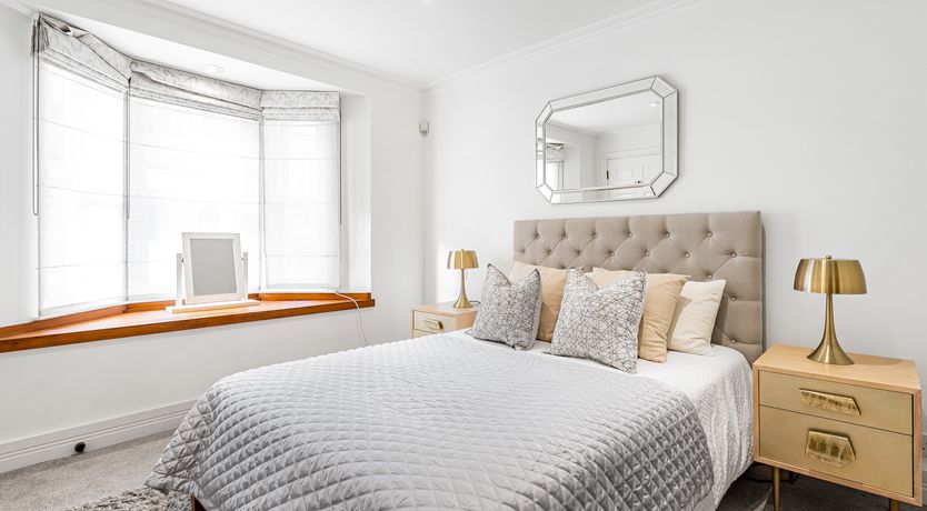 Photo of Jewel & Bronze