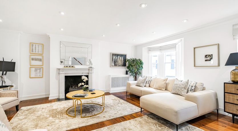 Photo of Jewel & Bronze