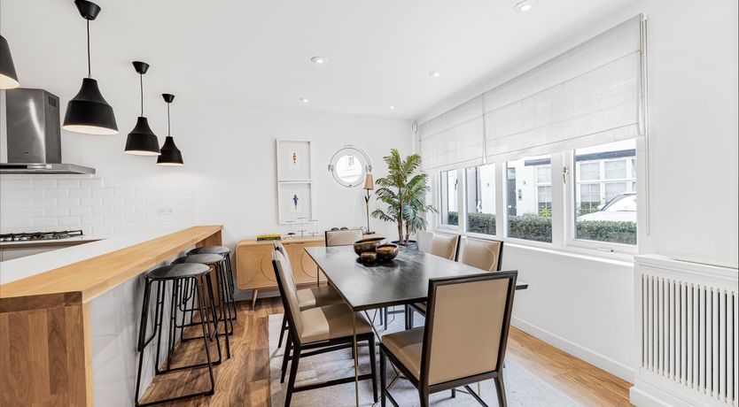 Photo of Jewel & Bronze