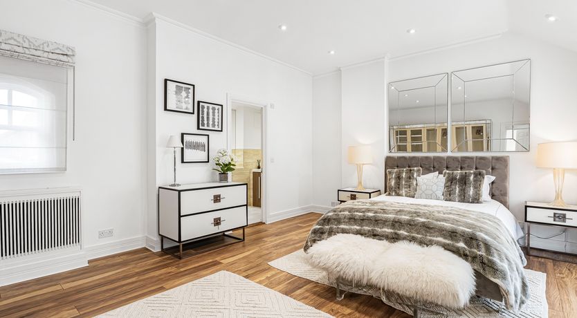 Photo of Jewel & Bronze