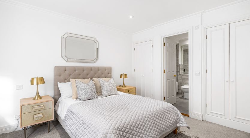 Photo of Jewel & Bronze