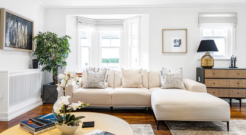 Photo of Jewel & Bronze