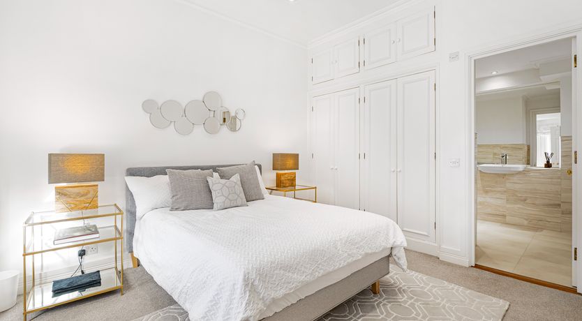 Photo of Jewel & Bronze