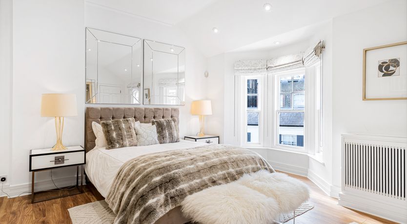 Photo of Jewel & Bronze