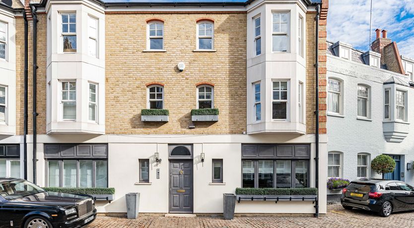 Photo of Jewel & Bronze