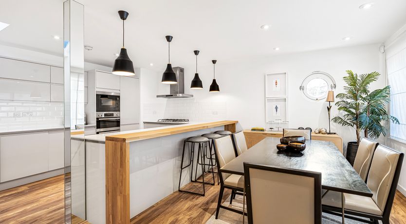 Photo of Jewel & Bronze