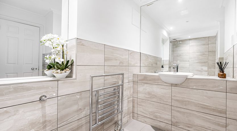 Photo of Jewel & Bronze