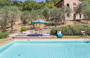 Lovely Courtyard Holiday Home