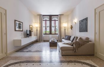 Serene Sunlight Holiday Home