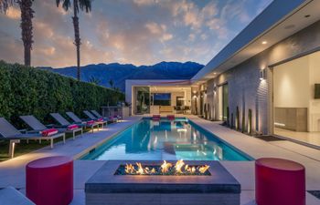 Stars Over The Desert Holiday Home