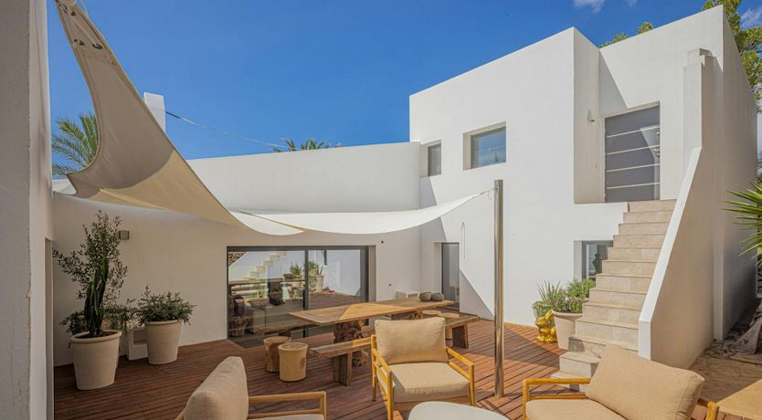 Photo of The Lovely Isle