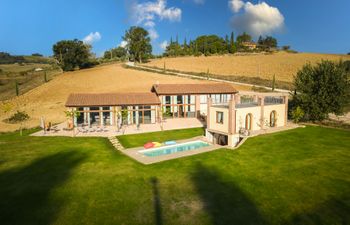 Verdant Horizon Holiday Home