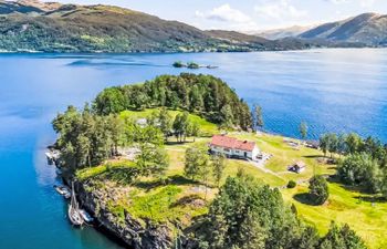 Holmen Holiday Home