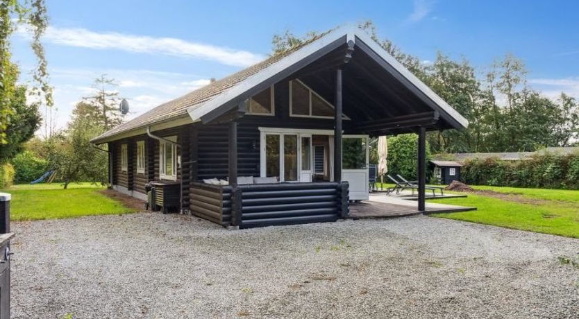 Photo of "Hjorthung" - 2km from the sea