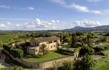 Sunlit Tuscan Retreat Holiday Home