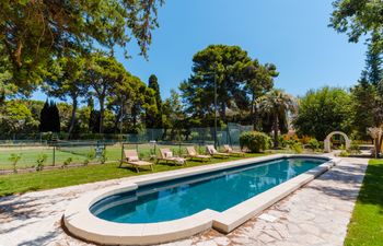 Gold & Azure Holiday Home